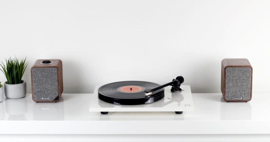 rega planar 1plus plattenspieler mit ruark mr1 mk2 lautsprecher